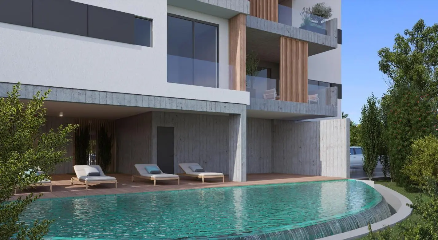 Большой общий бассейн c видом на парк