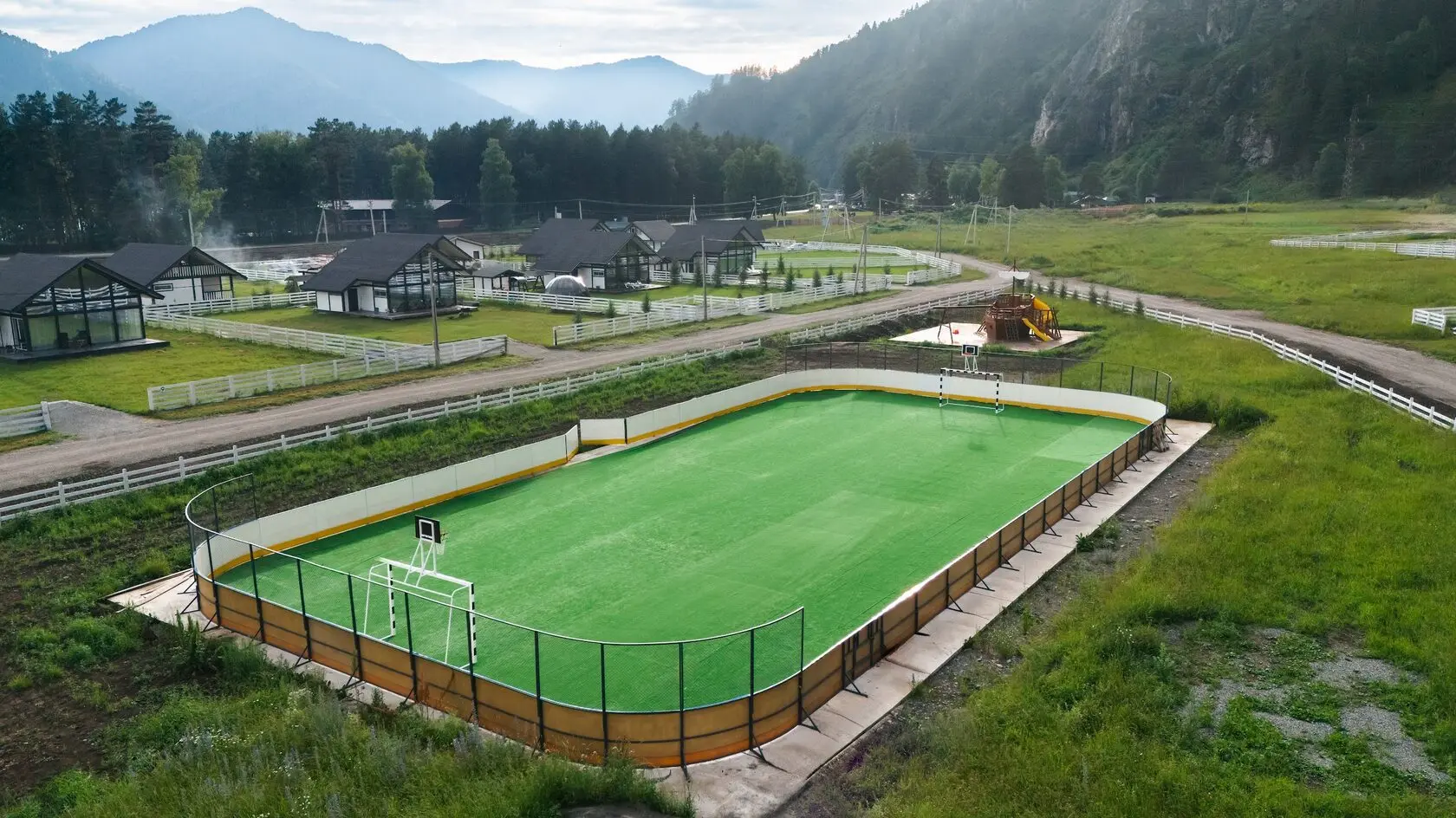 Многофункциональный спортивный корт, игровой комплекс для разных возрастов