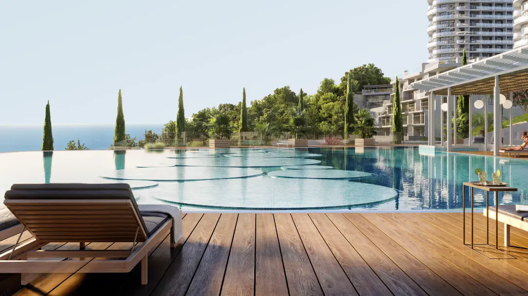 Два открытых бассейна с видом на море