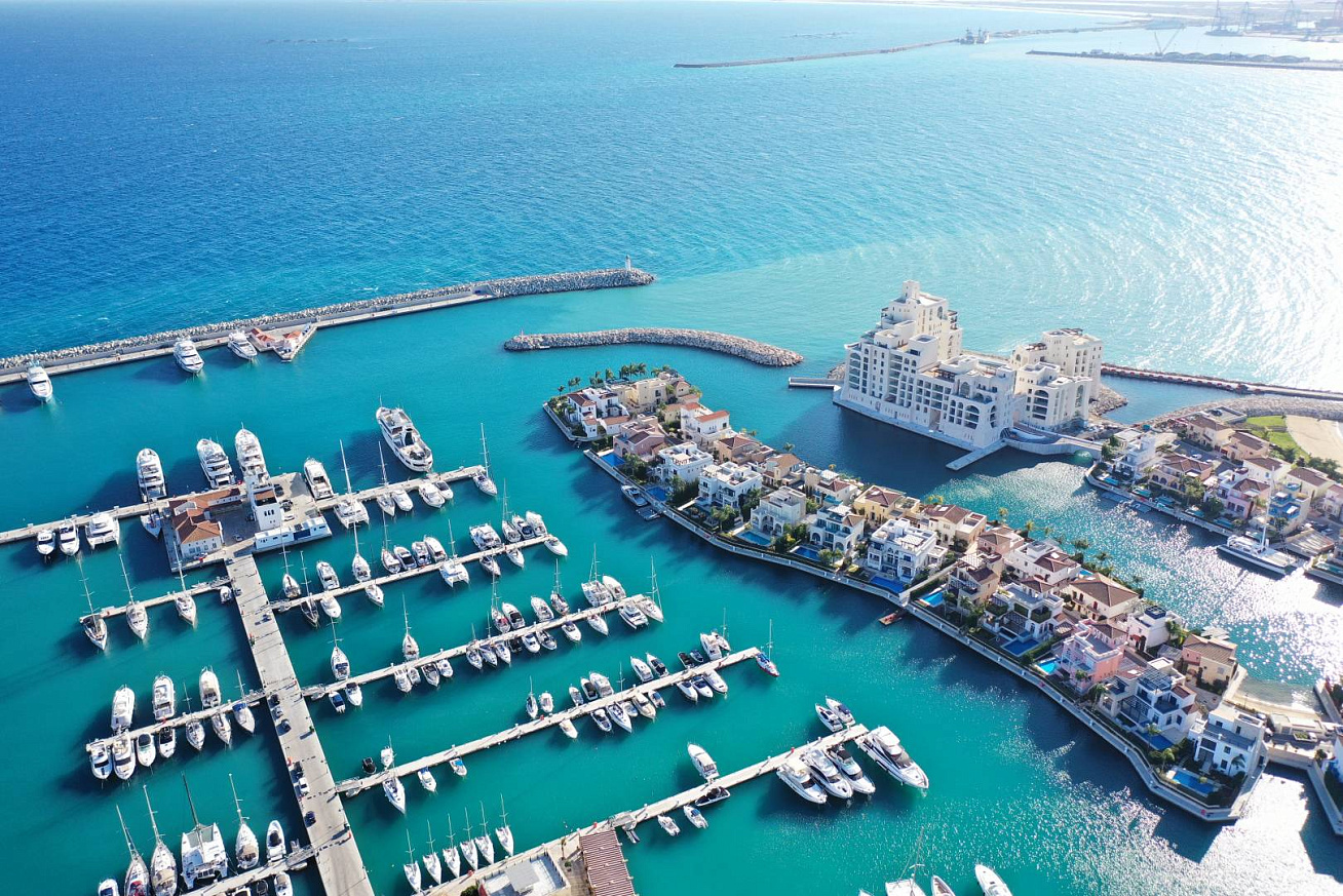 Прогулочные набережные протяжённостью 2 км, коммерческие площади более 10 000 м² для магазинов, бутиков и офисов