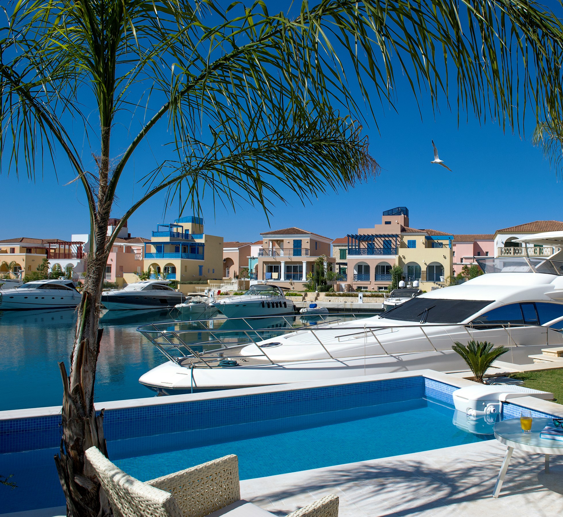 Панорамные виды на море и яхтенный причал