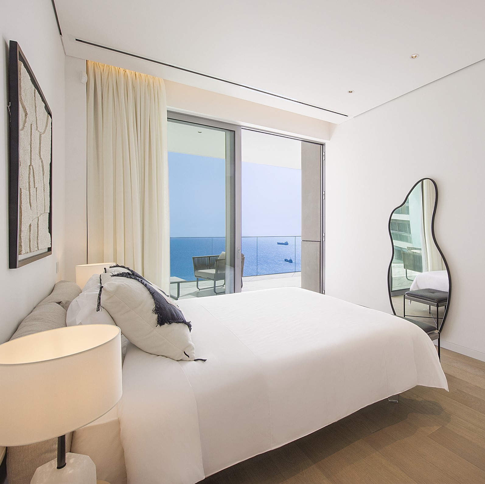 Просторные жилые зоны, панорамные окна, продуманные планировки